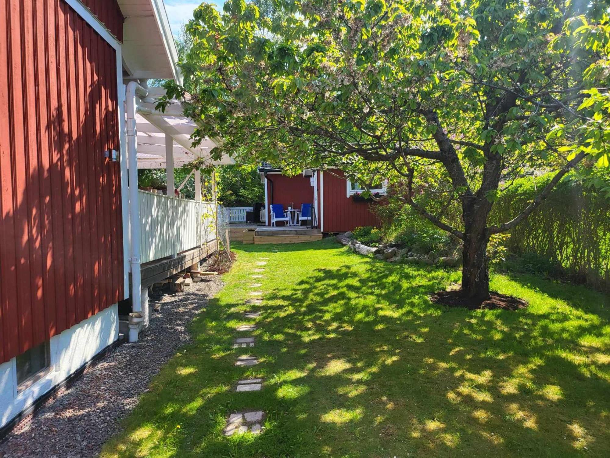 Minihus Med Stor Traedgardstomt Naera Golf Och Hav Villa Trosa Buitenkant foto